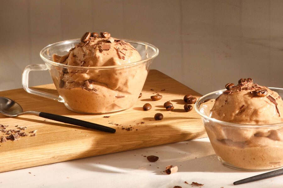 helado de café, cacao y plátano servido para disfrutar helado de café, cacao y plátano servido para disfrutar
