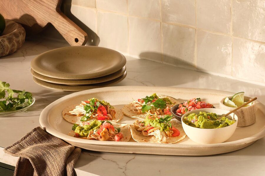 fajitas de pollo servidas con guacamole fajitas de pollo servidas con guacamole
