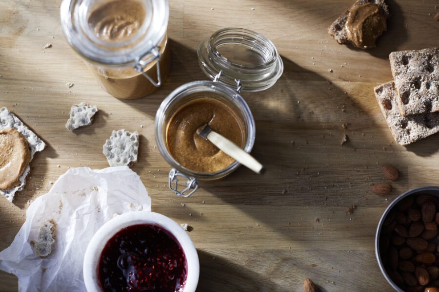 crema de almendras lista para usar sobre tostadas crema de almendras lista para usar sobre tostadas