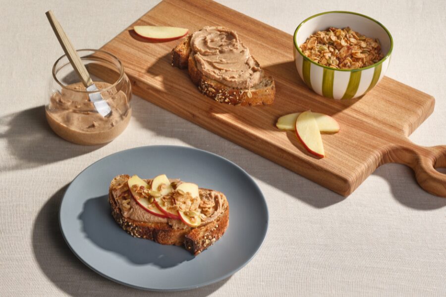 crema de almendras con pan tostado, manzana y muesli crema de almendras con pan tostado, manzana y muesli