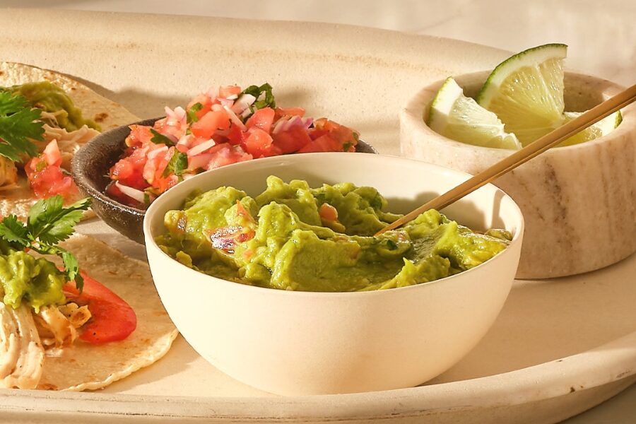 guacamole servido con salsa y fajitas guacamole servido con salsa y fajitas